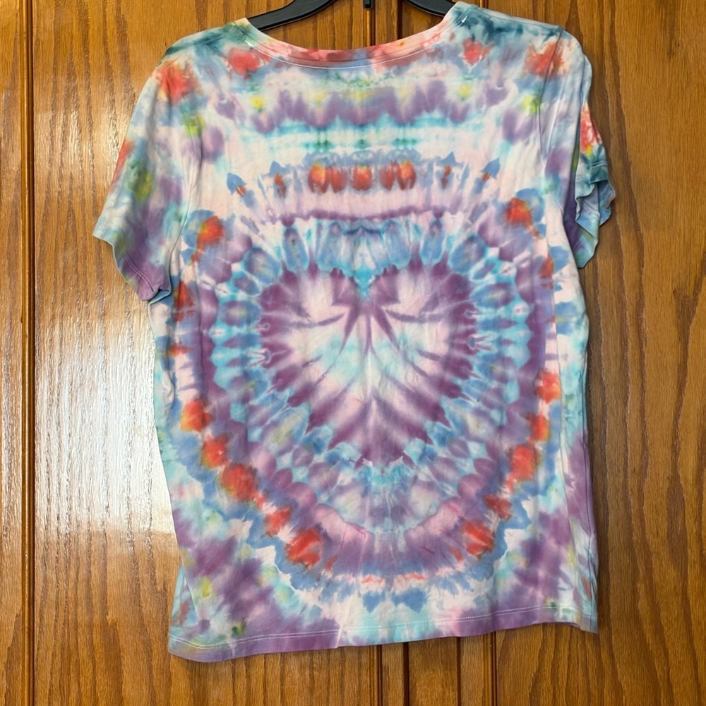 Tye Dye v neck heart shirt size large - Picture 2 of 3